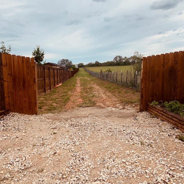 The wind was pretty strong. Now both gates have blown off due to the wind here.