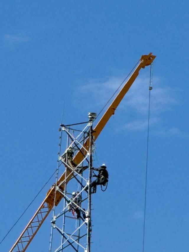 3 men are up there now!