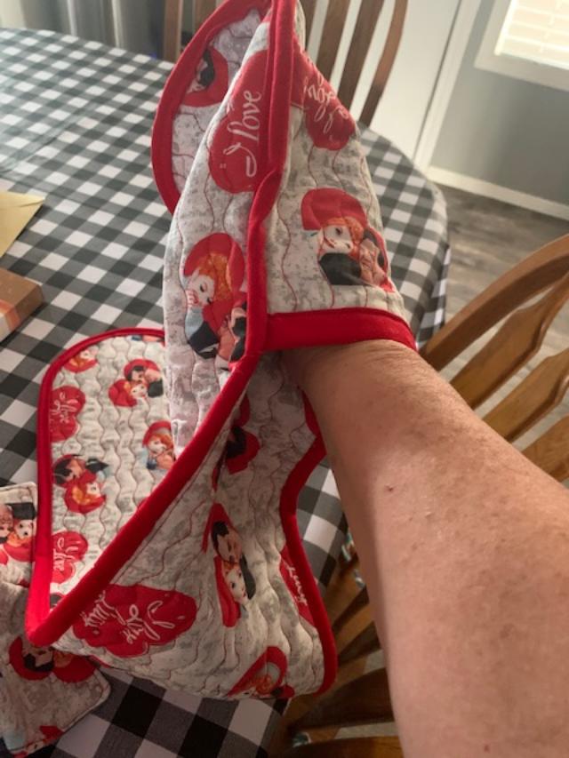 Demonstrating the double potholder that is connected to pull sheets of cookies out of the oven. Isn't that cool?