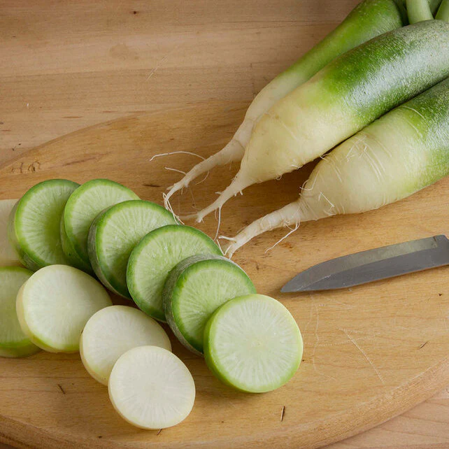 Green Luobo radishes are long and green