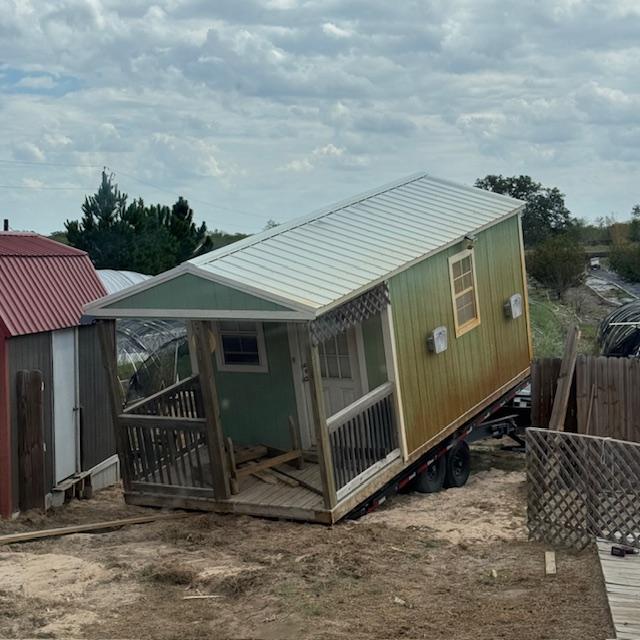 They finally dragged the green shed from behind the barn shed and then got it lifted up on the flat bed. This took over an hour. They finally dragged the green shed from behind the barn shed and then got it lifted up on the flat bed. This took over an hour.