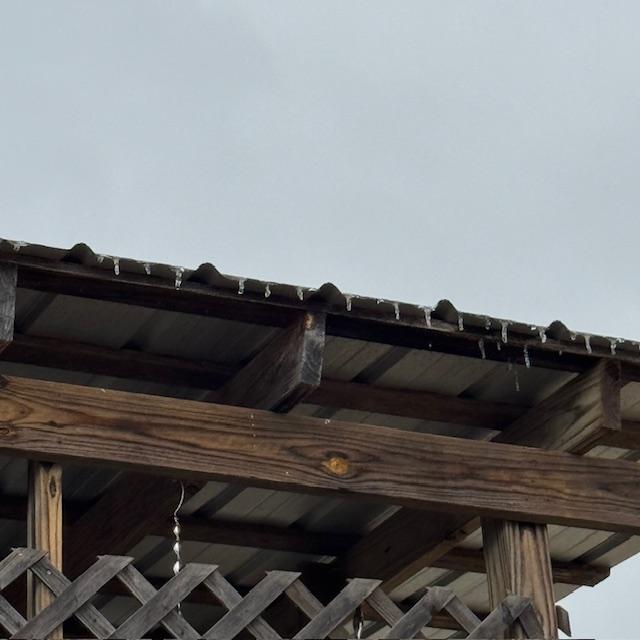 See the tiny icicles coming off of the deck roof? Aren't they cute? Back in NY when I was a kid, we had 18 inch icicles hanging off our house. I would break 'em off and eat 'em!